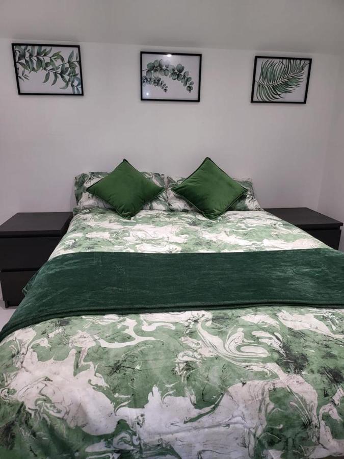 Апартаменты Fancy Basement Flat B Лондон Экстерьер фото