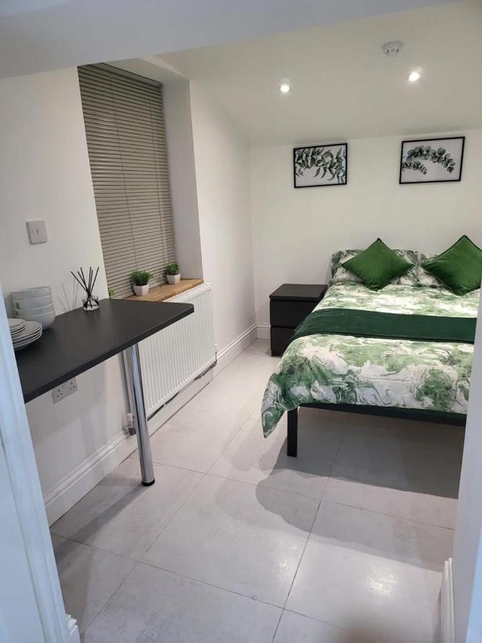 Апартаменты Fancy Basement Flat B Лондон Экстерьер фото