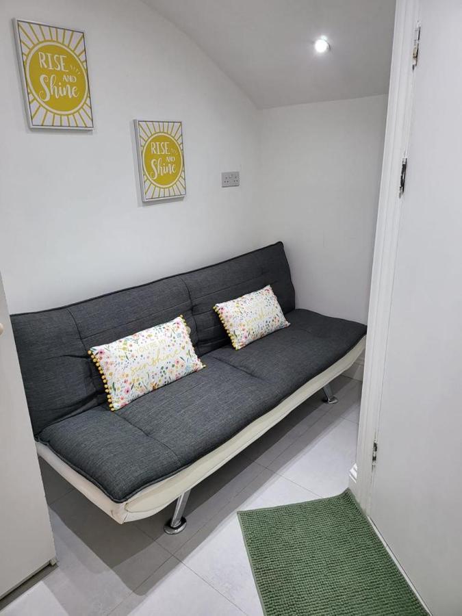 Апартаменты Fancy Basement Flat B Лондон Экстерьер фото